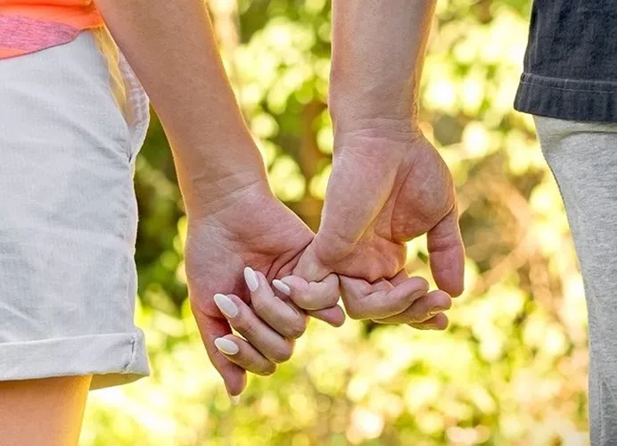 Cách nắm tay tiết lộ chính xác mối quan hệ của bạn và người ấy - Ảnh 3. Cách nắm tay tiết lộ chính xác mối quan hệ của bạn và người ấy - Ảnh 3.