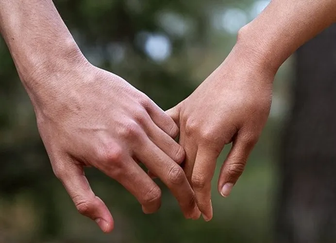 Cách nắm tay tiết lộ chính xác mối quan hệ của bạn và người ấy - Ảnh 4. Cách nắm tay tiết lộ chính xác mối quan hệ của bạn và người ấy - Ảnh 4.