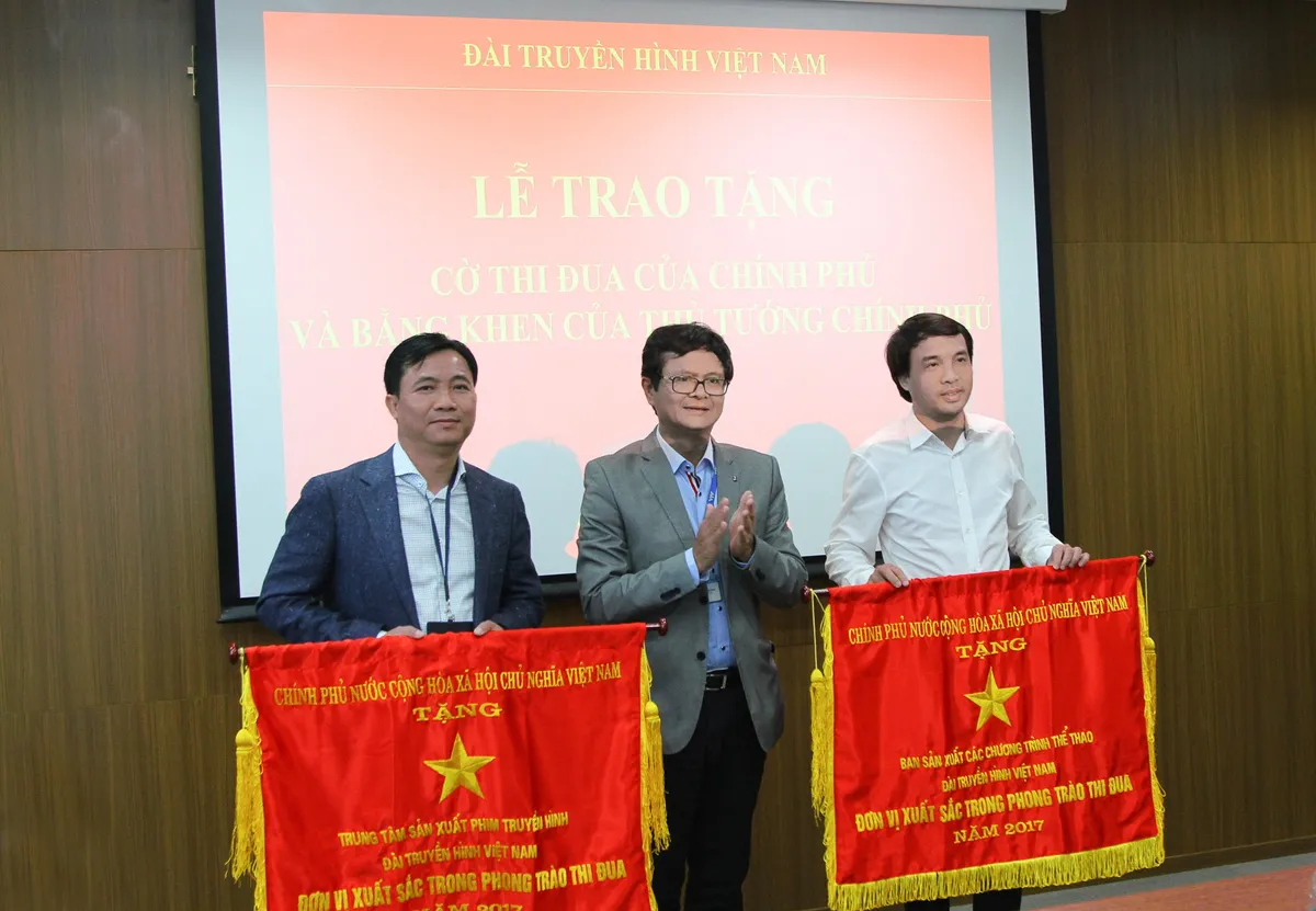 Trao tặng Cờ thi đua của Chính phủ cho Ban Sản xuất các chương trình Thể thao - Ảnh 1. Trao tặng Cờ thi đua của Chính phủ cho Ban Sản xuất các chương trình Thể thao - Ảnh 1.