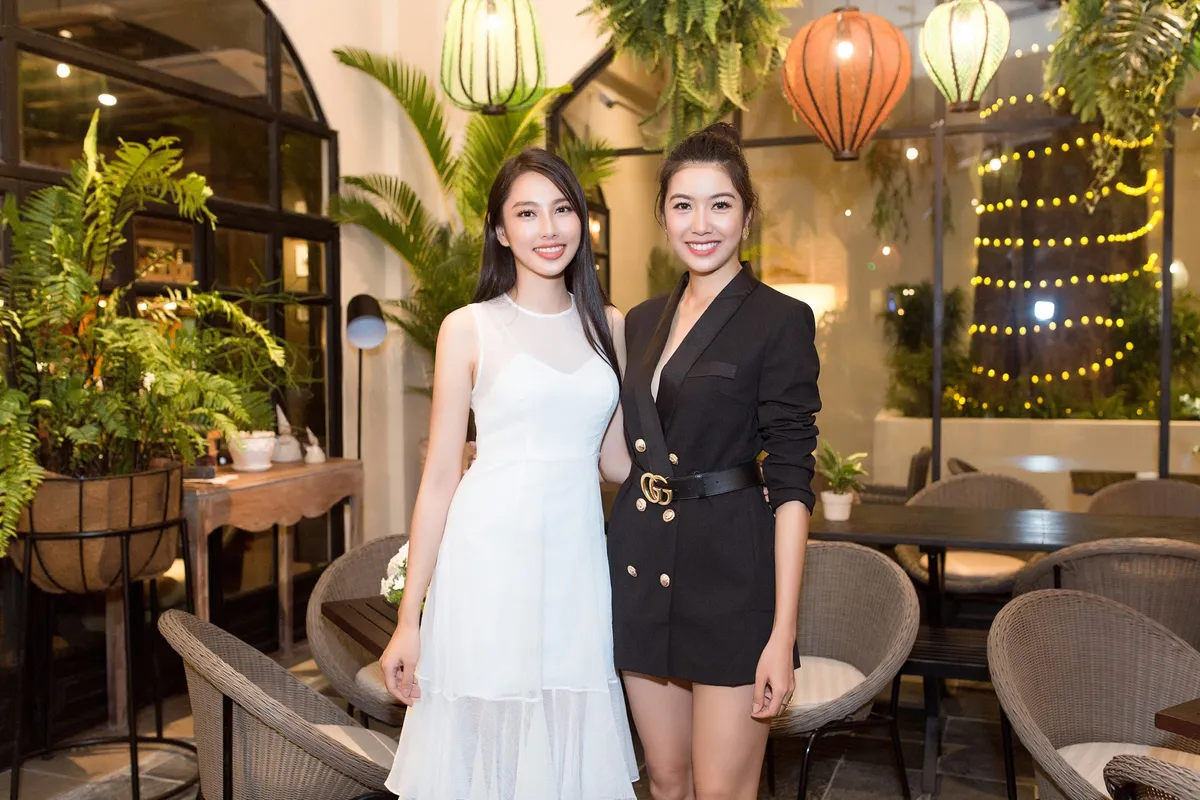 Thùy Tiên học hỏi đàn chị trước ngày dự thi Miss International 2018 - Ảnh 8.