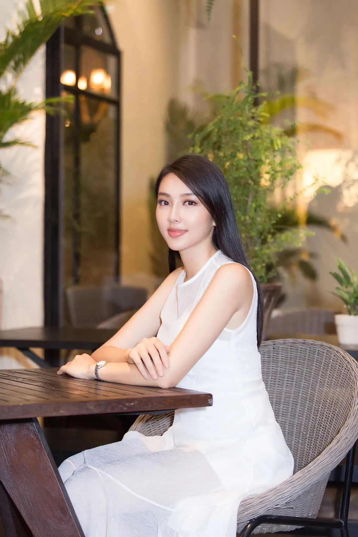 Thùy Tiên học hỏi đàn chị trước ngày dự thi Miss International 2018 - Ảnh 4.