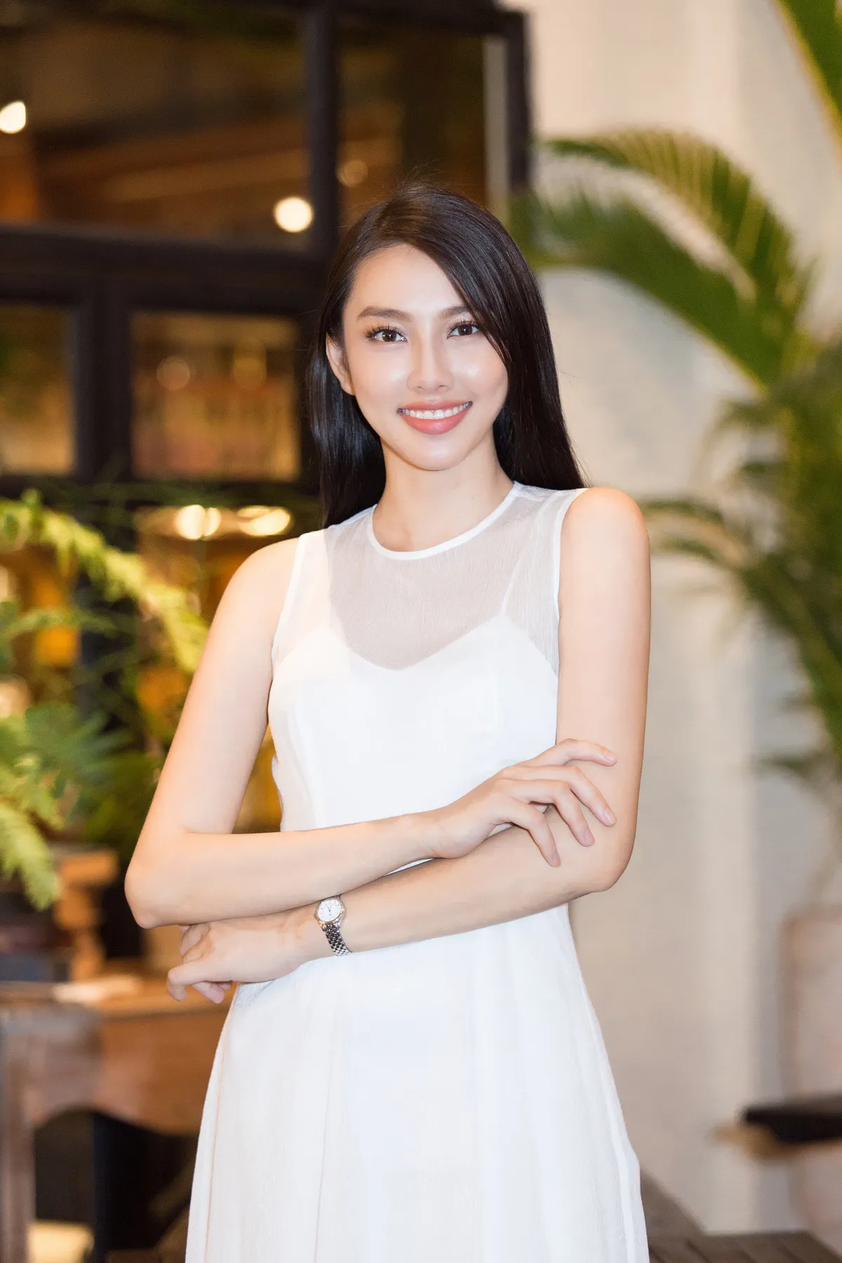 Thùy Tiên học hỏi đàn chị trước ngày dự thi Miss International 2018 - Ảnh 1.