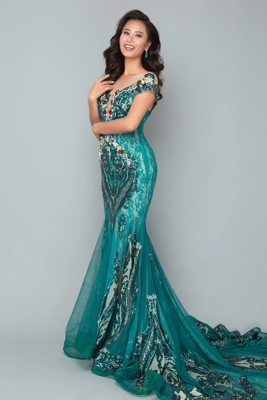 &Aacute; hậu Yến Nhi l&ecirc;n đường dự thi Hoa hậu Ho&agrave;n cầu 2018 - Ảnh 1.