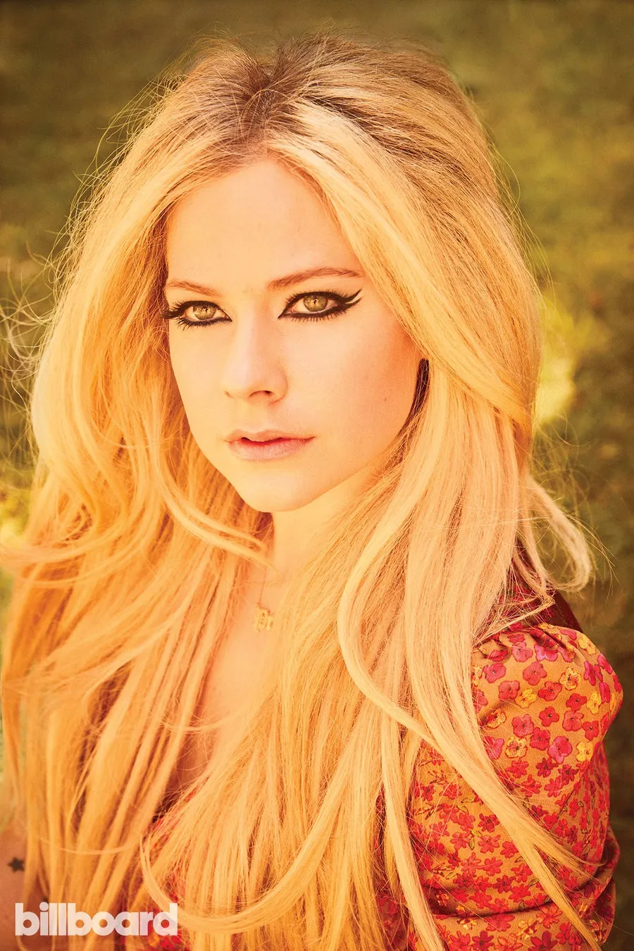 Khi Avril Lavigne biến thành cô gái tóc vàng hoe - Ảnh 3.