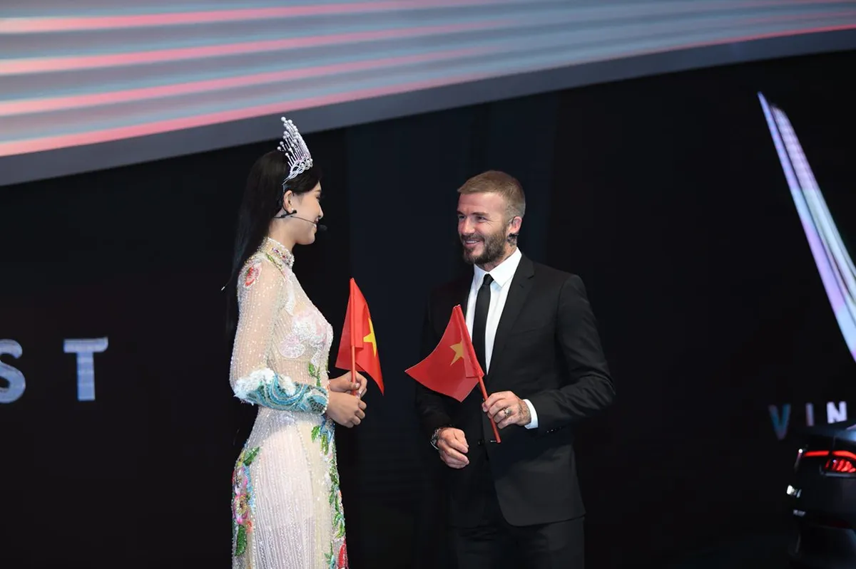 David Beckham đẹp trai khó cưỡng tại buổi ra mắt xe của Vinfast - Ảnh 1.