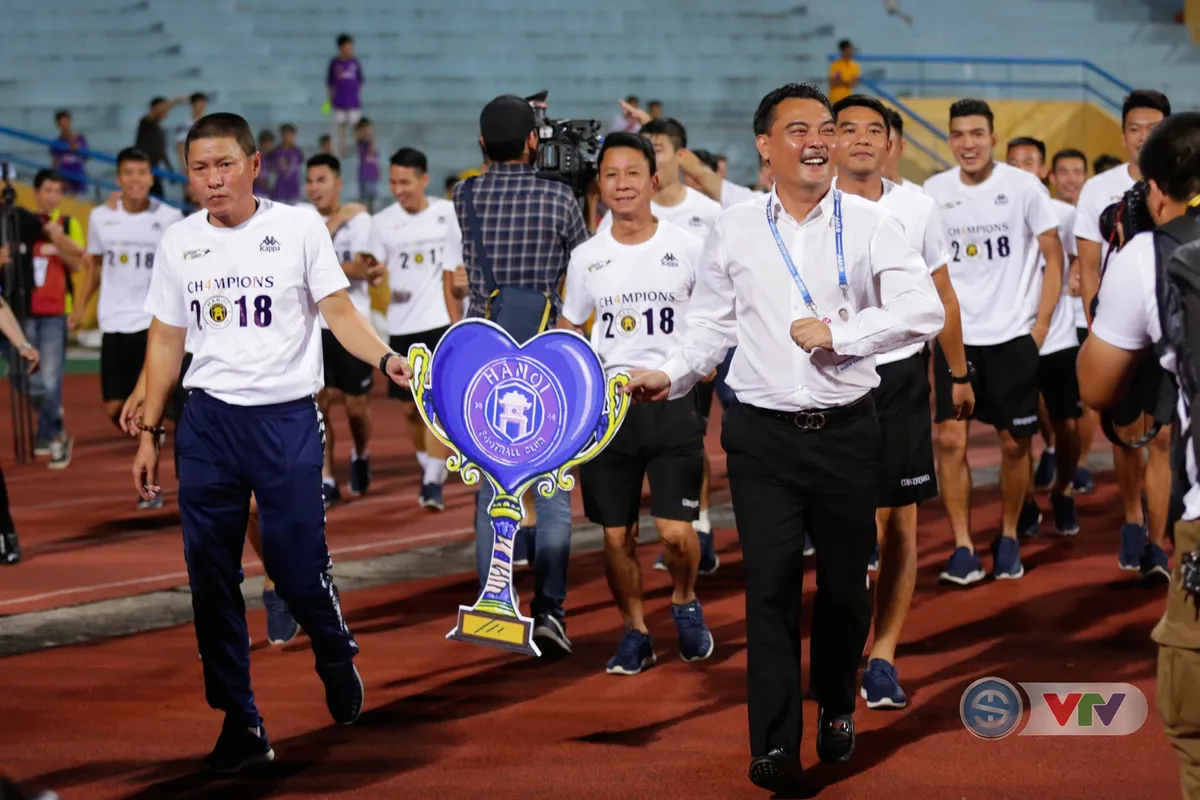 CLB Hà Nội tưng bừng nâng cúp vô địch V.League 2018 - Ảnh 3. CLB Hà Nội tưng bừng nâng cúp vô địch V.League 2018 - Ảnh 3.
