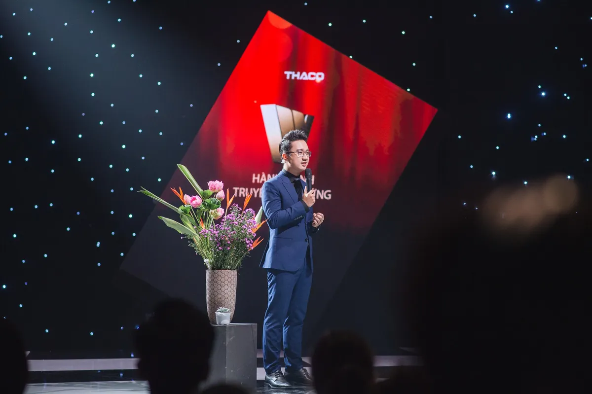 Hương sắc tháng 10: Những đoá hoa khoe sắc cho chính cuộc đời mình - Ảnh 1.