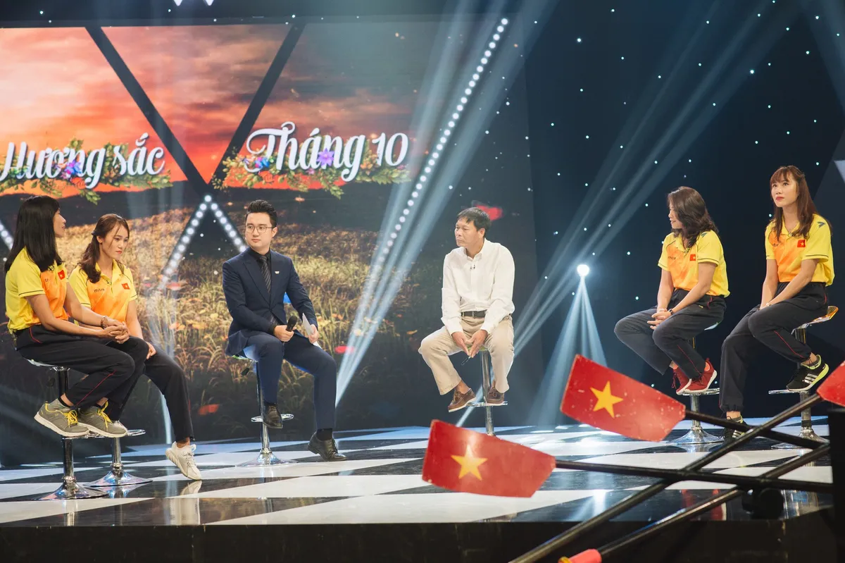 Hương sắc tháng 10: Những đoá hoa khoe sắc cho chính cuộc đời mình - Ảnh 8.