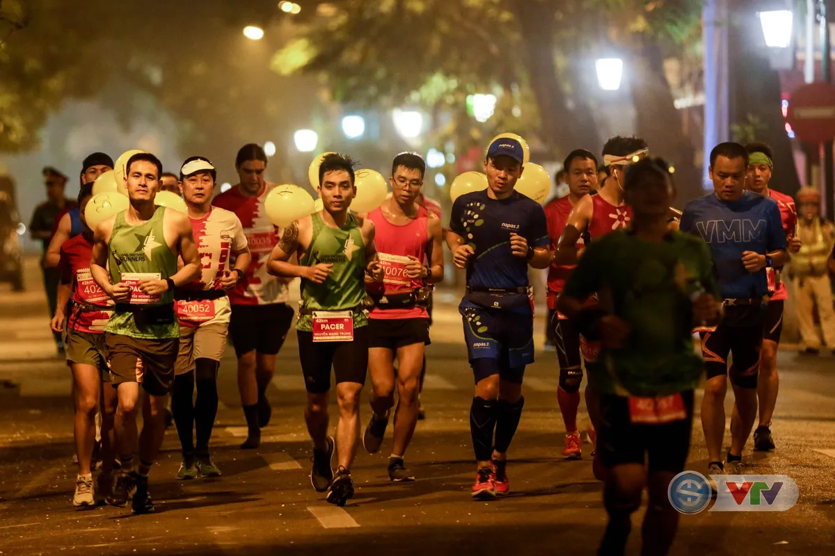ẢNH: Sôi nổi giải Marathon Quốc tế Di sản Hà Nội 2018 - Ảnh 2. ẢNH: Sôi nổi giải Marathon Quốc tế Di sản Hà Nội 2018 - Ảnh 2.