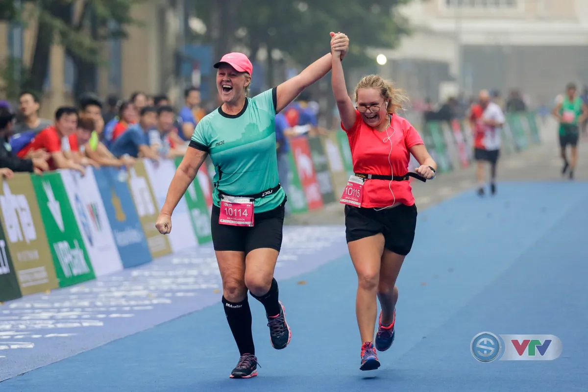 ẢNH: Sôi nổi giải Marathon Quốc tế Di sản Hà Nội 2018 - Ảnh 11. ẢNH: Sôi nổi giải Marathon Quốc tế Di sản Hà Nội 2018 - Ảnh 11.