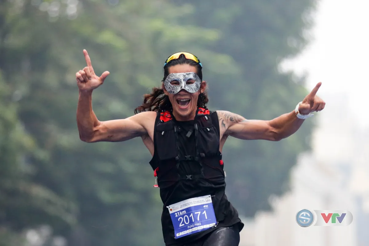 ẢNH: Sôi nổi giải Marathon Quốc tế Di sản Hà Nội 2018 - Ảnh 7. ẢNH: Sôi nổi giải Marathon Quốc tế Di sản Hà Nội 2018 - Ảnh 7.