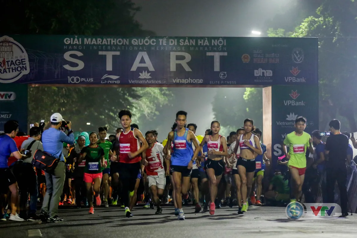 ẢNH: Sôi nổi giải Marathon Quốc tế Di sản Hà Nội 2018 - Ảnh 1. ẢNH: Sôi nổi giải Marathon Quốc tế Di sản Hà Nội 2018 - Ảnh 1.