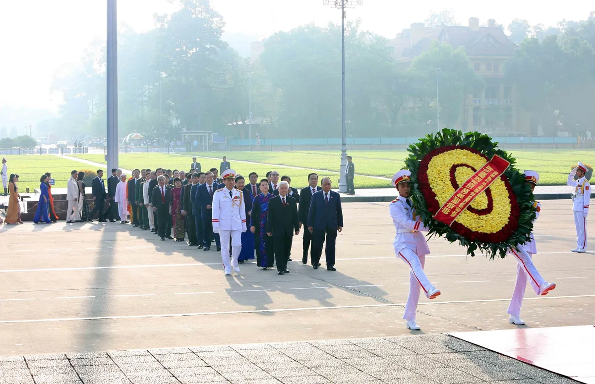 Đại biểu Quốc hội đặt vòng hoa, vào Lăng viếng Chủ tịch Hồ Chí Minh - Ảnh 1.