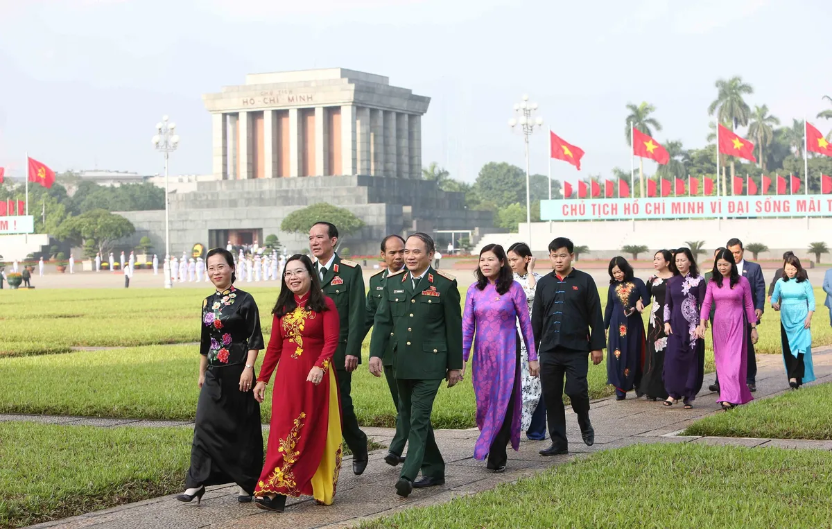 Đại biểu Quốc hội đặt vòng hoa, vào Lăng viếng Chủ tịch Hồ Chí Minh - Ảnh 3.