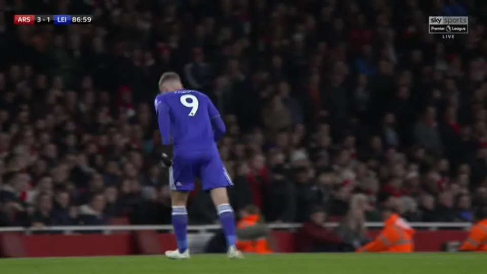 H&agrave;i hước: Đang thua nặng, sao Leicester City vẫn buộc phải rời s&acirc;n v&igrave; tiếng gọi tự nhi&ecirc;n - Ảnh 1.
