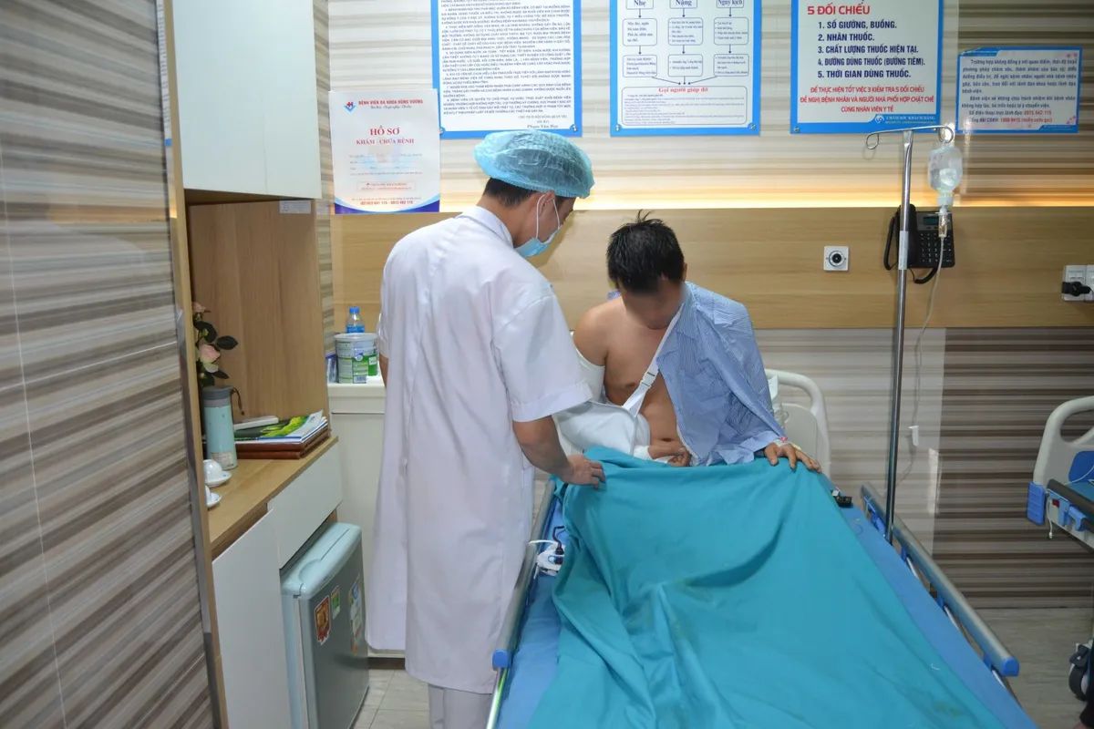 Biến dạng cánh tay phải do chống tay trong lúc ngã - Ảnh 1. Biến dạng cánh tay phải do chống tay trong lúc ngã - Ảnh 1.