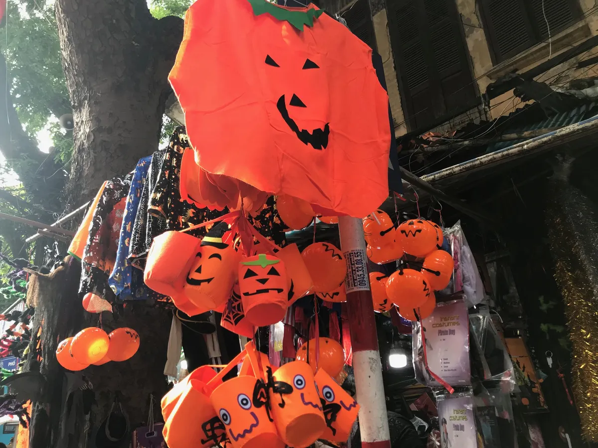 Phố Hàng Mã nhộn nhịp mùa lễ hội Halloween - Ảnh 6.