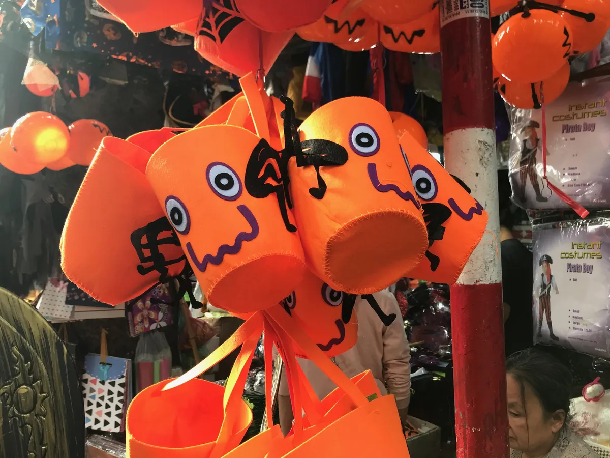 Phố Hàng Mã nhộn nhịp mùa lễ hội Halloween - Ảnh 5.