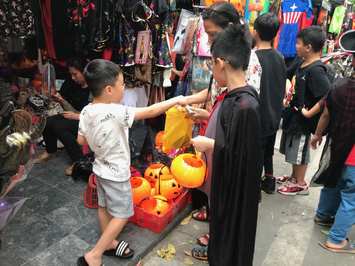 Phố Hàng Mã nhộn nhịp mùa lễ hội Halloween - Ảnh 1.