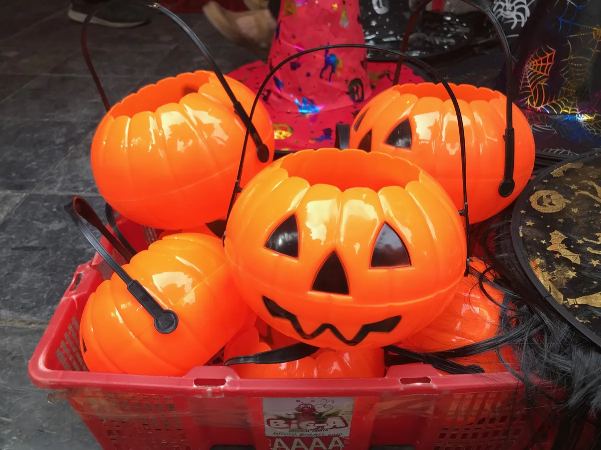 Phố Hàng Mã nhộn nhịp mùa lễ hội Halloween - Ảnh 3.