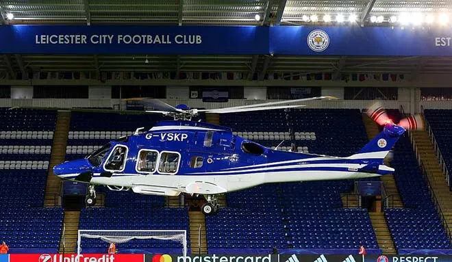 Chủ tịch Leicester City có mặt trên chiếc trực thăng bị rơi - Ảnh 1. Chủ tịch Leicester City có mặt trên chiếc trực thăng bị rơi - Ảnh 1.