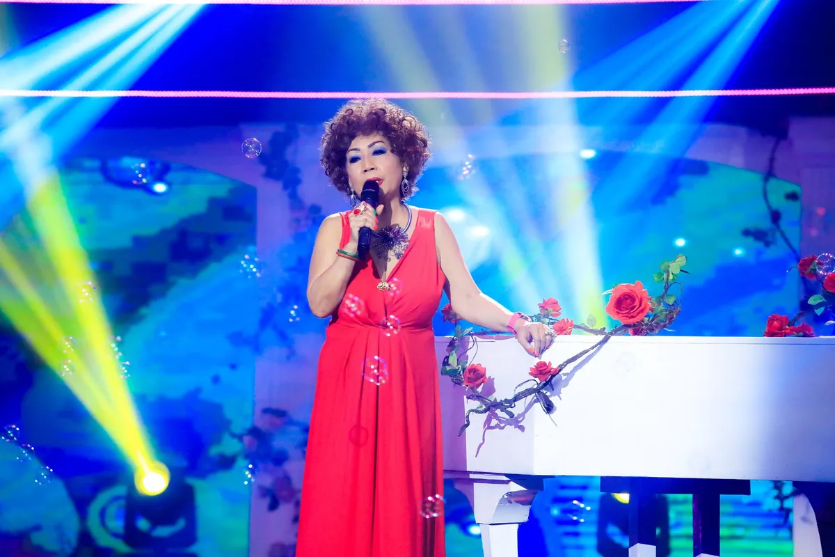 Nữ hoàng nhạc Jazz Tuyết Loan từng bị cha đốt quần áo năm 14 tuổi - Ảnh 2. Nữ hoàng nhạc Jazz Tuyết Loan từng bị cha đốt quần áo năm 14 tuổi - Ảnh 2.