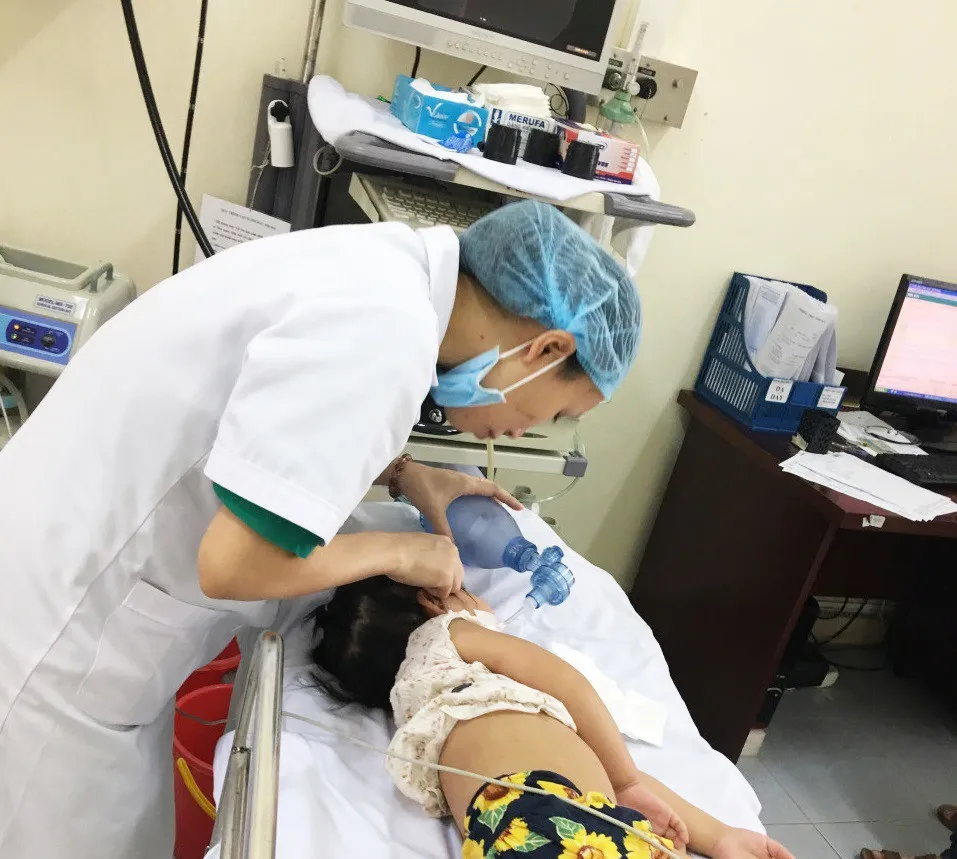 Bé gái 3 tuổi bị logo quần mắc kẹt ở thực quản - Ảnh 1. Bé gái 3 tuổi bị logo quần mắc kẹt ở thực quản - Ảnh 1.