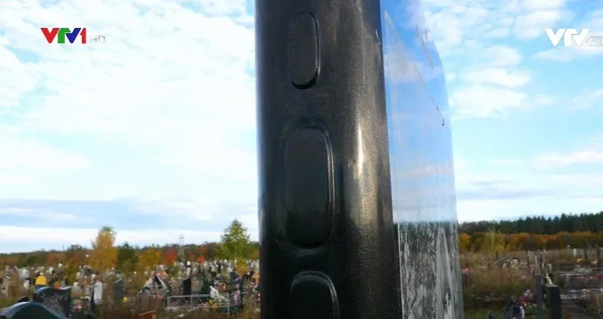 Nga: Cha lập bia mộ h&igrave;nh iPhone cho con g&aacute;i - Ảnh 3.