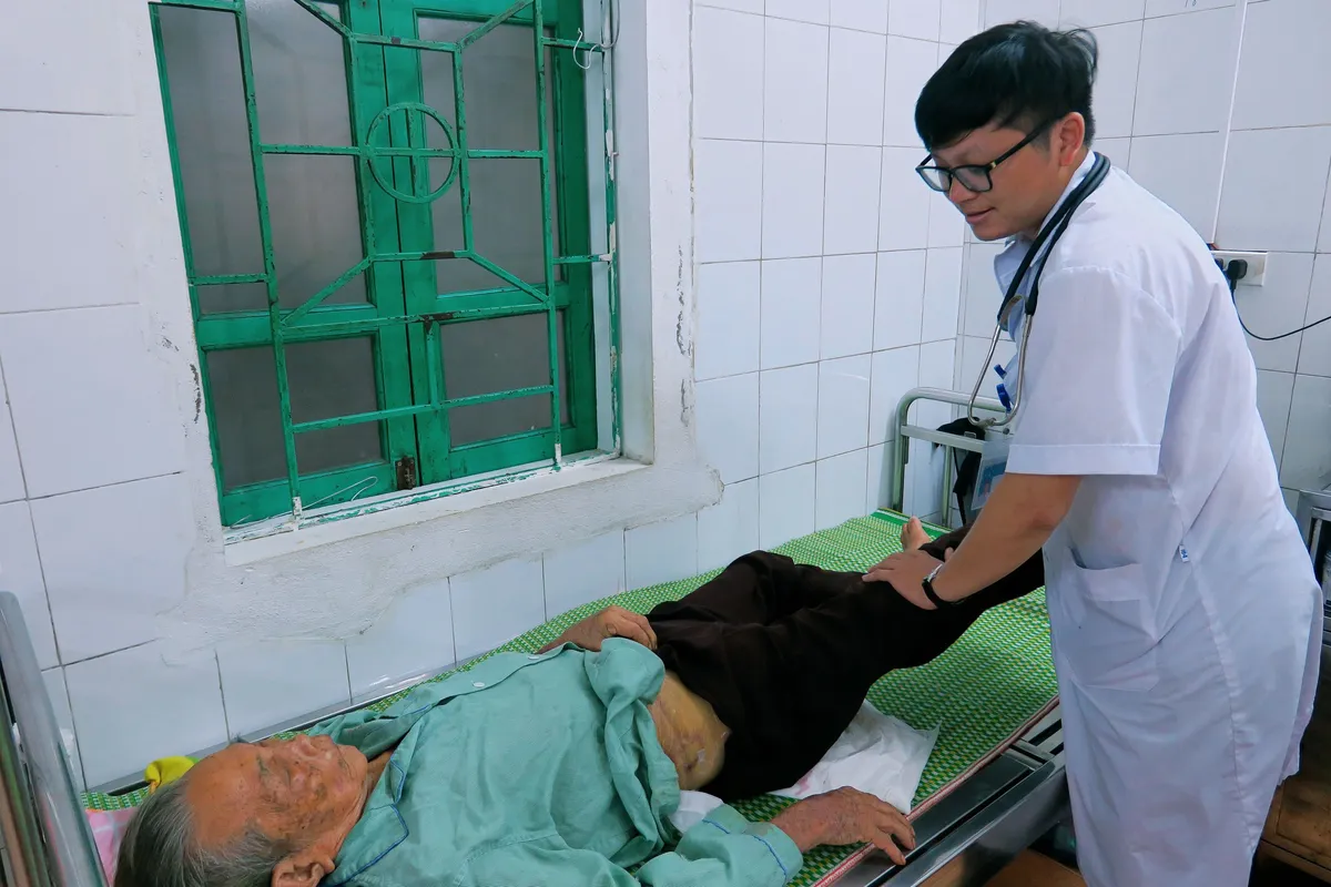 Phẫu thuật gẫy liên mấu chuyển xương đùi cho cụ ông 96 tuổi - Ảnh 1. Phẫu thuật gẫy liên mấu chuyển xương đùi cho cụ ông 96 tuổi - Ảnh 1.