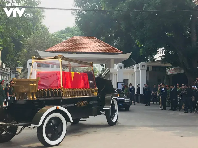 Xe tang đưa linh cữu nguyên Tổng Bí thư Đỗ Mười về quê hương Đông Mỹ - Ảnh 4.