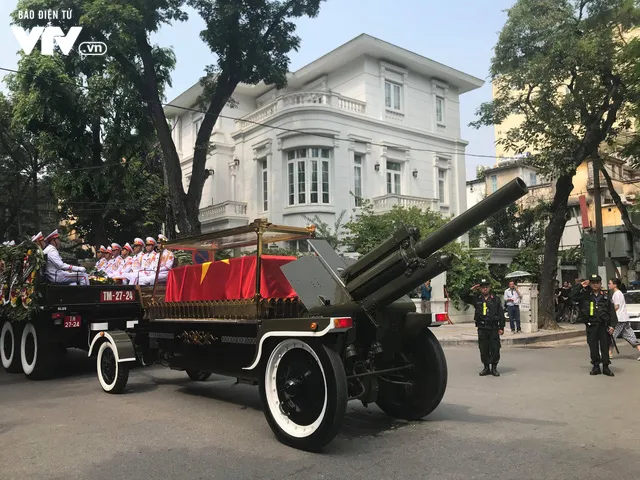 Xe tang đưa linh cữu nguyên Tổng Bí thư Đỗ Mười về quê hương Đông Mỹ - Ảnh 9.