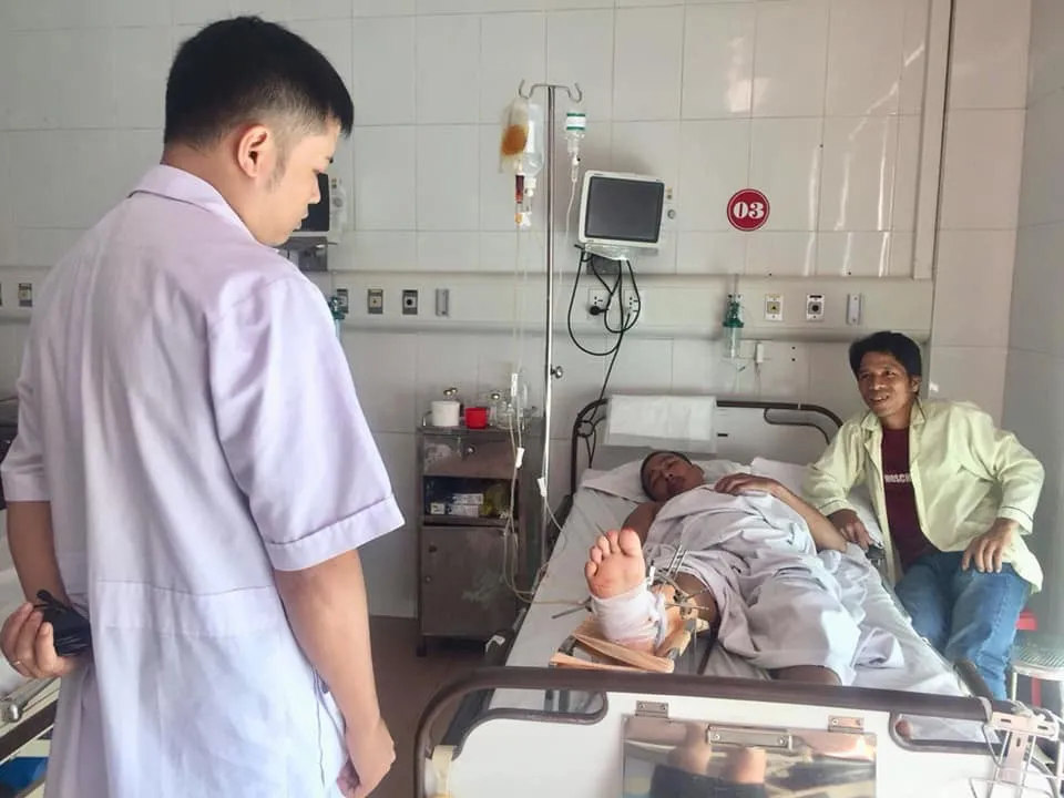 Nối thành công cổ chân gần đứt rời cho người đàn ông làm nghề bốc vác - Ảnh 2. Nối thành công cổ chân gần đứt rời cho người đàn ông làm nghề bốc vác - Ảnh 2.