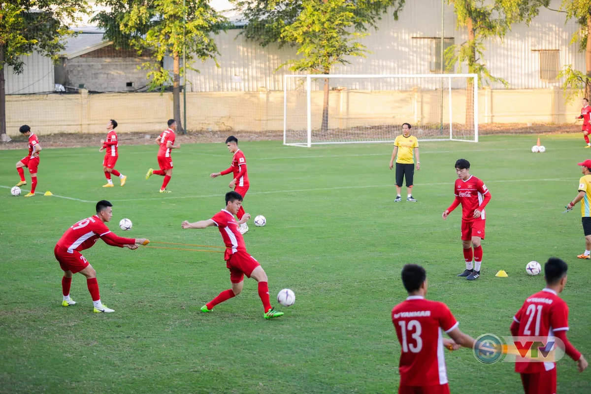 AFF Cup 2018: ĐTQG Việt Nam tập kín trước ngày sang Lào - Ảnh 1. AFF Cup 2018: ĐTQG Việt Nam tập kín trước ngày sang Lào - Ảnh 1.