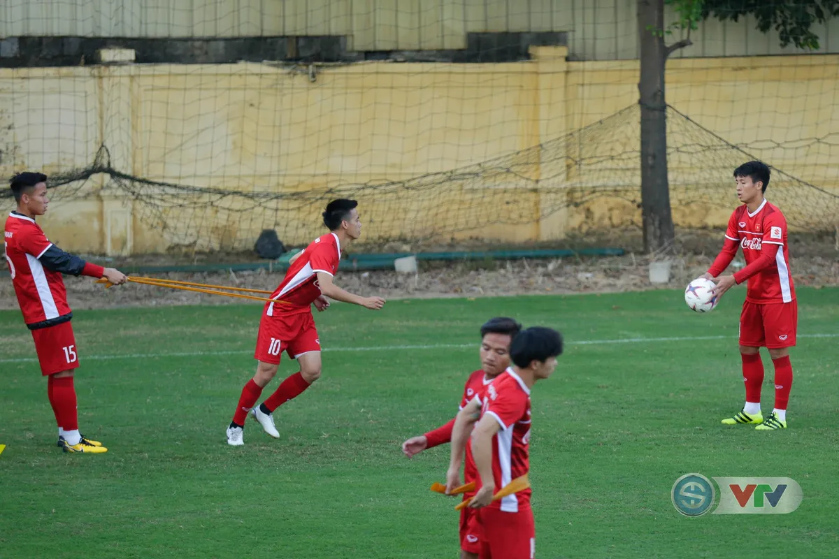 AFF Cup 2018: ĐTQG Việt Nam tập kín trước ngày sang Lào - Ảnh 4. AFF Cup 2018: ĐTQG Việt Nam tập kín trước ngày sang Lào - Ảnh 4.