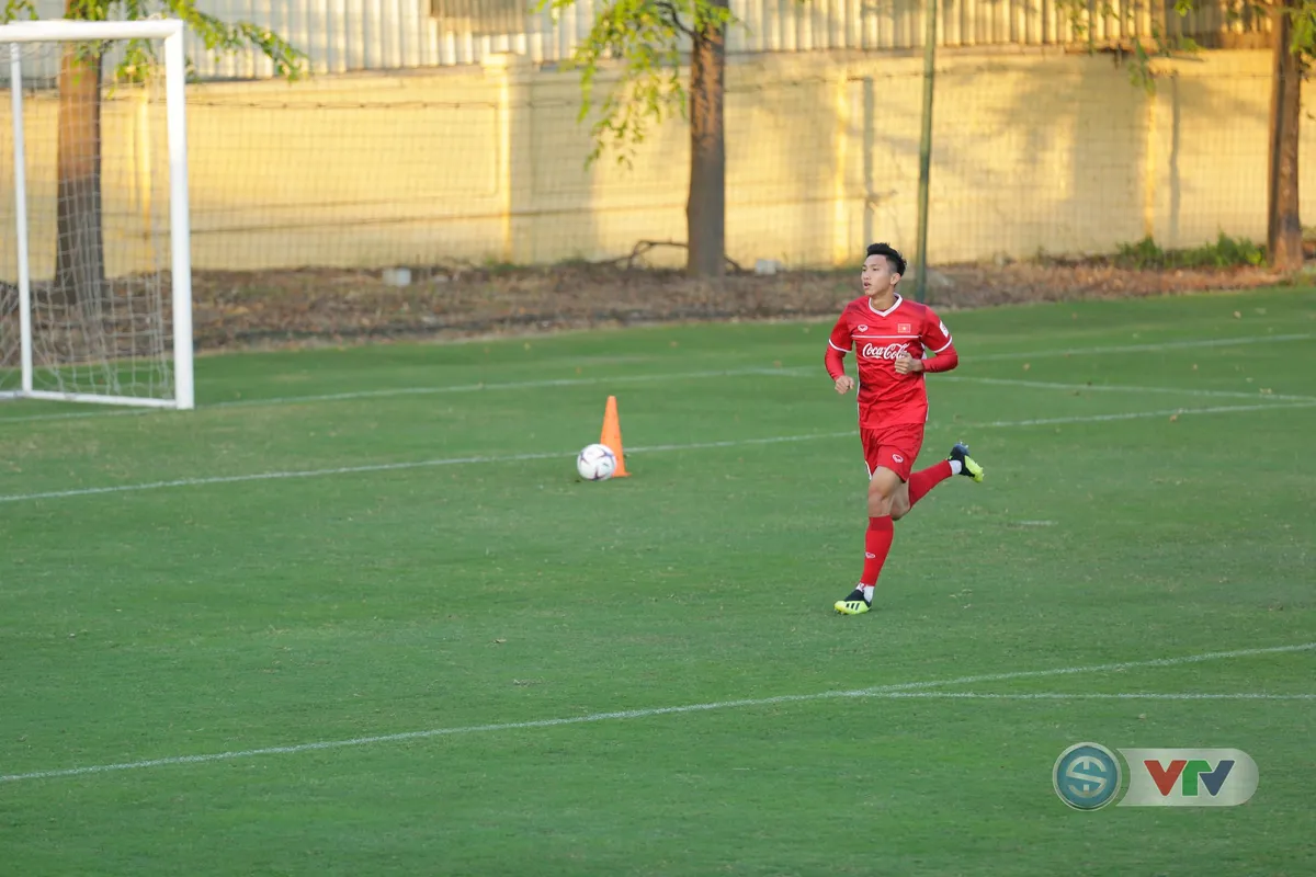 AFF Cup 2018: ĐTQG Việt Nam tập kín trước ngày sang Lào - Ảnh 3. AFF Cup 2018: ĐTQG Việt Nam tập kín trước ngày sang Lào - Ảnh 3.