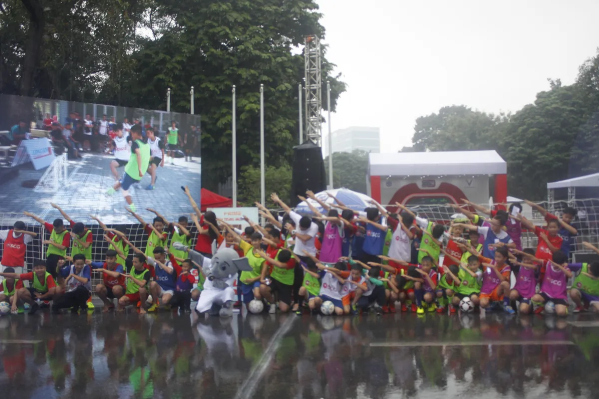 Sôi động ngày hội bóng đá đường phố SCG Street Football 2018 giữa phố đi bộ Hồ Hoàn Kiếm - Ảnh 1. Sôi động ngày hội bóng đá đường phố SCG Street Football 2018 giữa phố đi bộ Hồ Hoàn Kiếm - Ảnh 1.