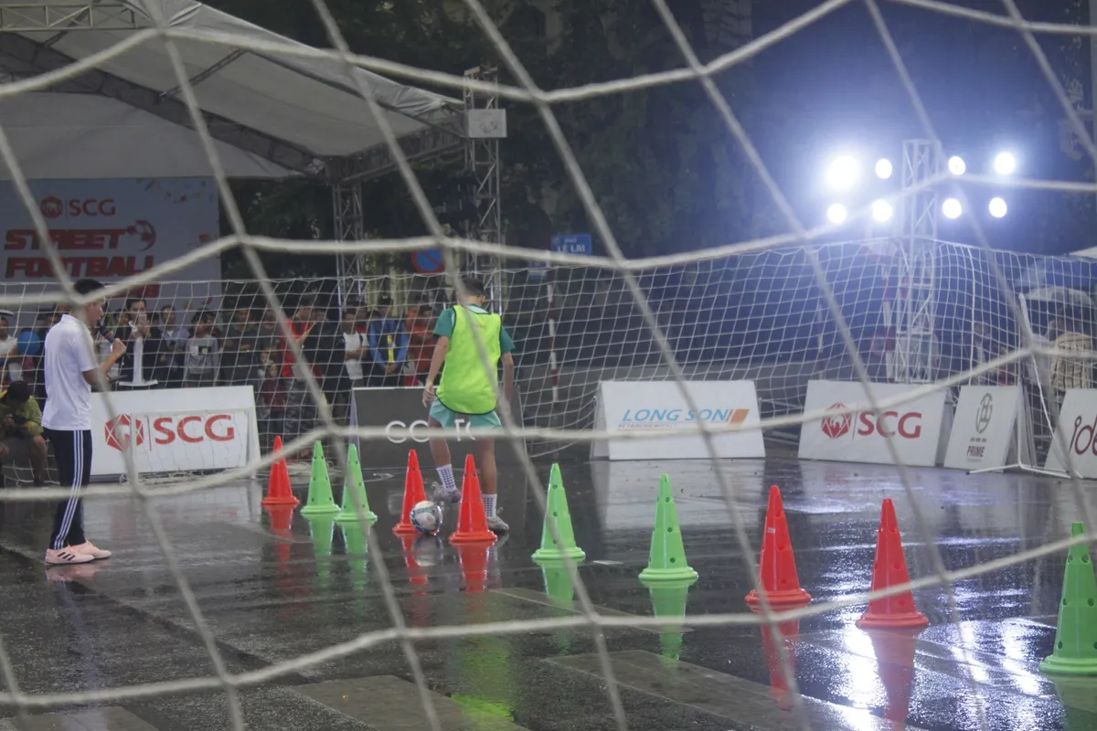 Sôi động ngày hội bóng đá đường phố SCG Street Football 2018 giữa phố đi bộ Hồ Hoàn Kiếm - Ảnh 3. Sôi động ngày hội bóng đá đường phố SCG Street Football 2018 giữa phố đi bộ Hồ Hoàn Kiếm - Ảnh 3.