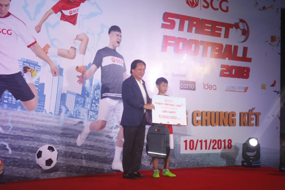 Sôi động ngày hội bóng đá đường phố SCG Street Football 2018 giữa phố đi bộ Hồ Hoàn Kiếm - Ảnh 15. Sôi động ngày hội bóng đá đường phố SCG Street Football 2018 giữa phố đi bộ Hồ Hoàn Kiếm - Ảnh 15.
