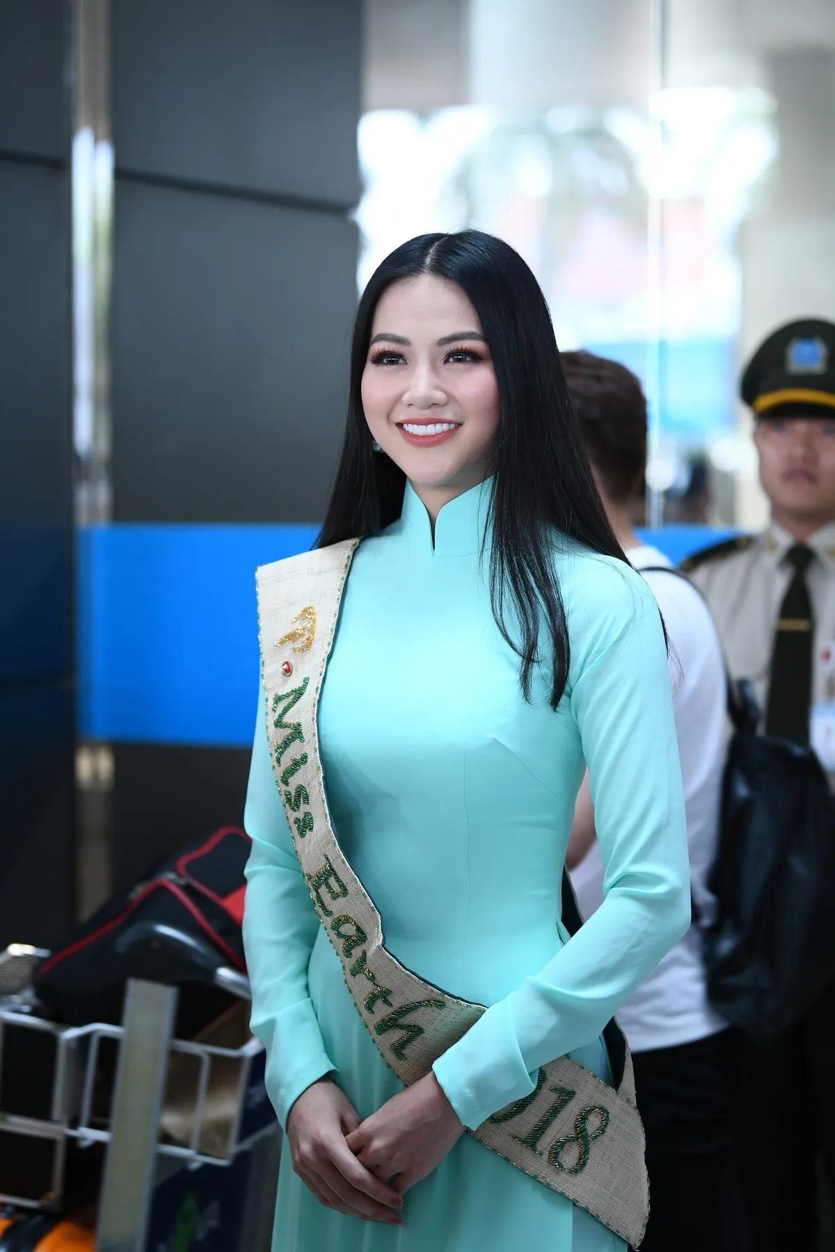 Nguyễn Phương Khánh giản dị trở về nước sau khi đăng quang Hoa hậu Trái đất - Miss Earth 2018 - Ảnh 2.