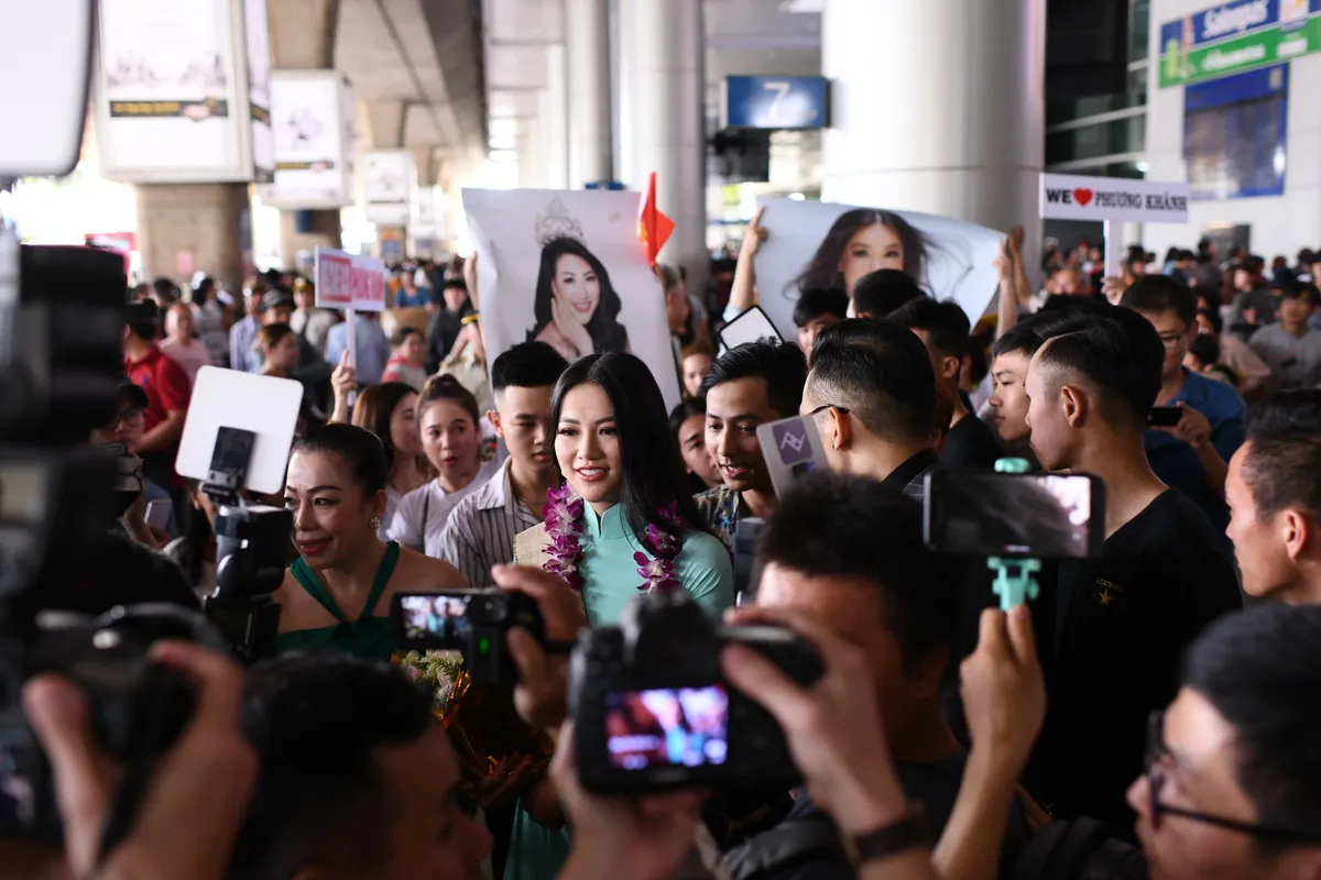 Nguyễn Phương Khánh giản dị trở về nước sau khi đăng quang Hoa hậu Trái đất - Miss Earth 2018 - Ảnh 5.