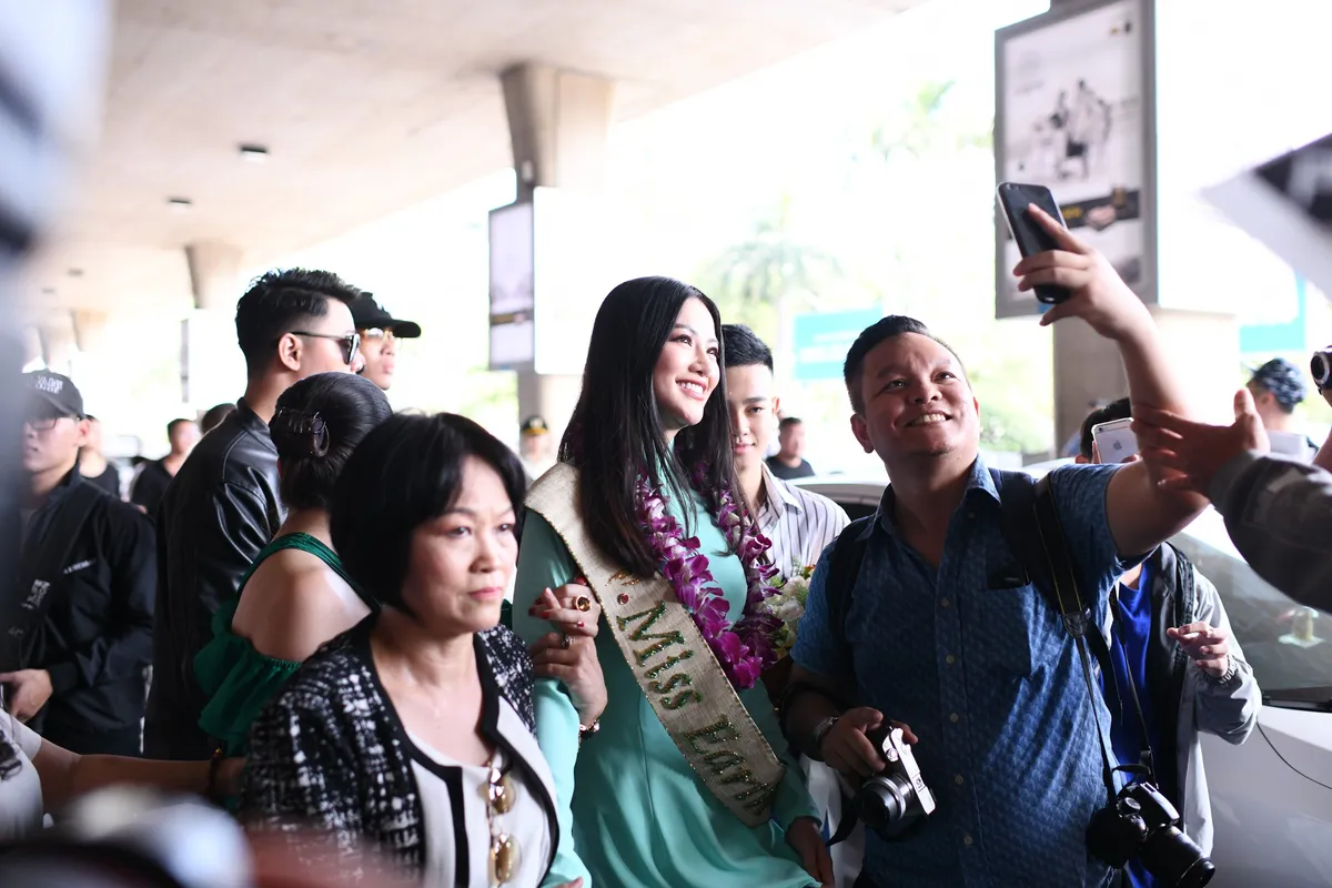 Nguyễn Phương Khánh giản dị trở về nước sau khi đăng quang Hoa hậu Trái đất - Miss Earth 2018 - Ảnh 7.