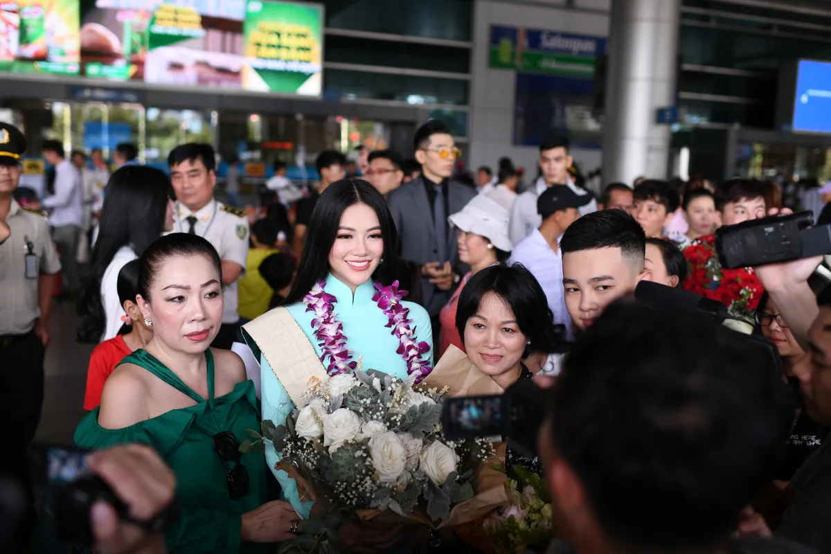 Nguyễn Phương Khánh giản dị trở về nước sau khi đăng quang Hoa hậu Trái đất - Miss Earth 2018 - Ảnh 6.