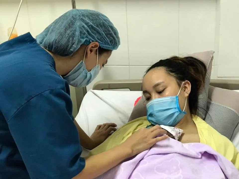 Nuôi dưỡng thành công cặp song sinh cực non 25 tuần - Ảnh 1.