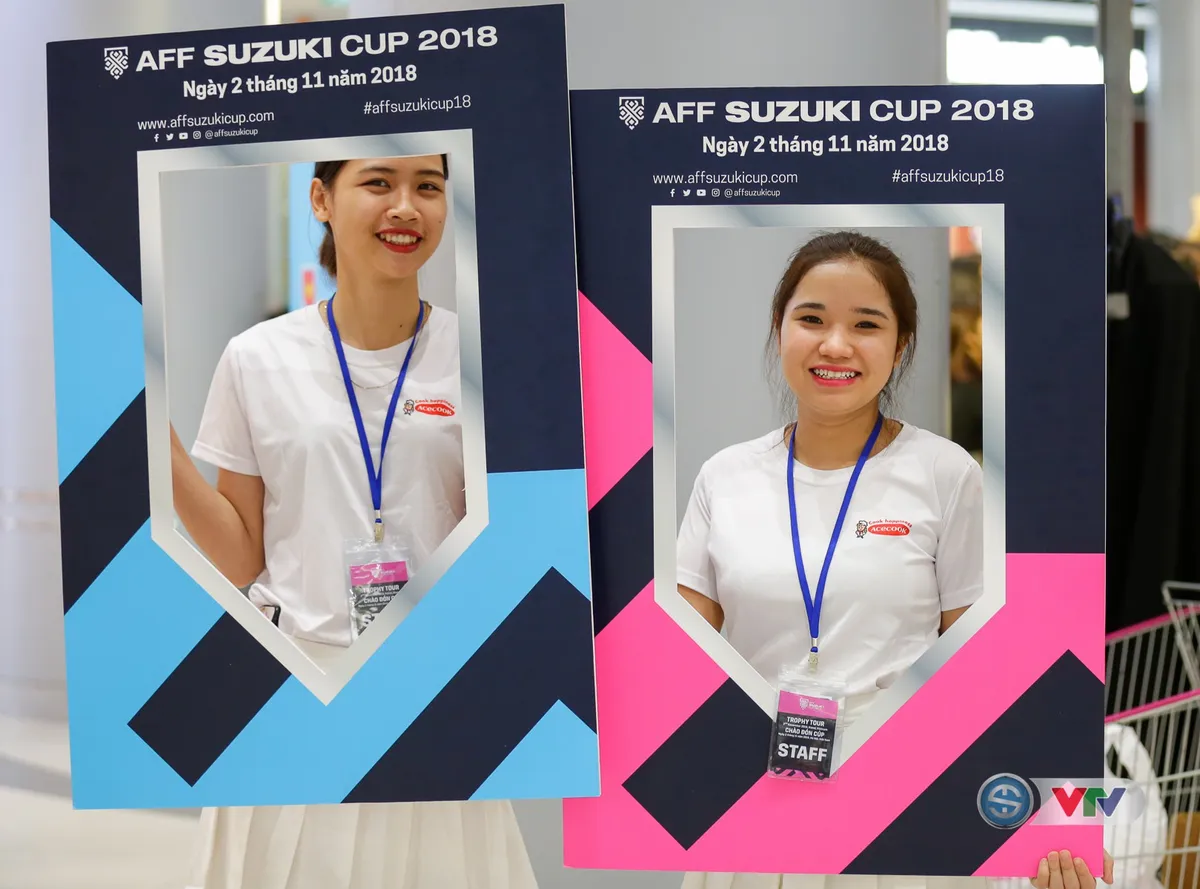 Đông đảo khán giả Hà Nội tận mắt chiêm ngưỡng cúp vàng AFF Cup - Ảnh 7. Đông đảo khán giả Hà Nội tận mắt chiêm ngưỡng cúp vàng AFF Cup - Ảnh 7.