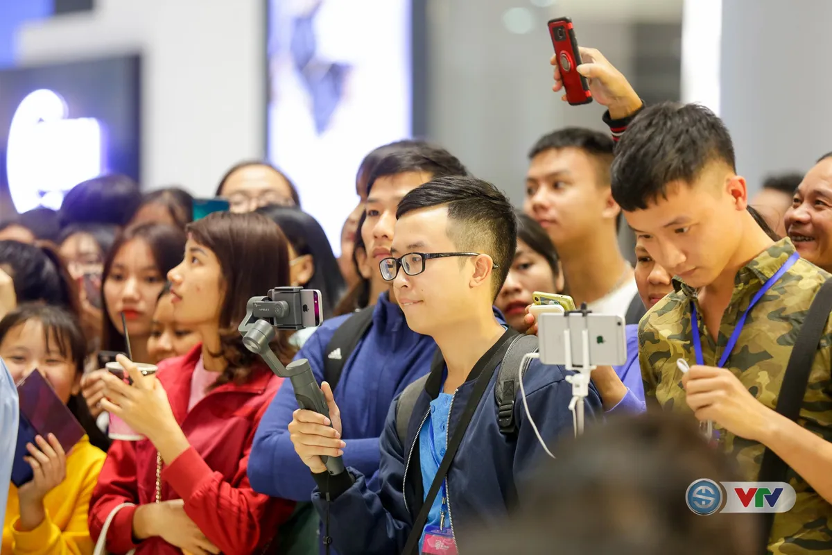 Đông đảo khán giả Hà Nội tận mắt chiêm ngưỡng cúp vàng AFF Cup - Ảnh 4. Đông đảo khán giả Hà Nội tận mắt chiêm ngưỡng cúp vàng AFF Cup - Ảnh 4.