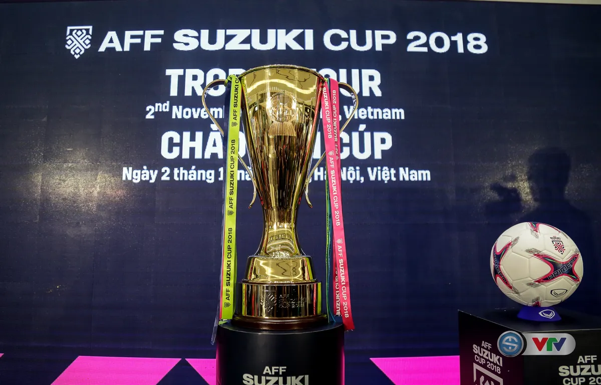 Đông đảo khán giả Hà Nội tận mắt chiêm ngưỡng cúp vàng AFF Cup - Ảnh 1. Đông đảo khán giả Hà Nội tận mắt chiêm ngưỡng cúp vàng AFF Cup - Ảnh 1.