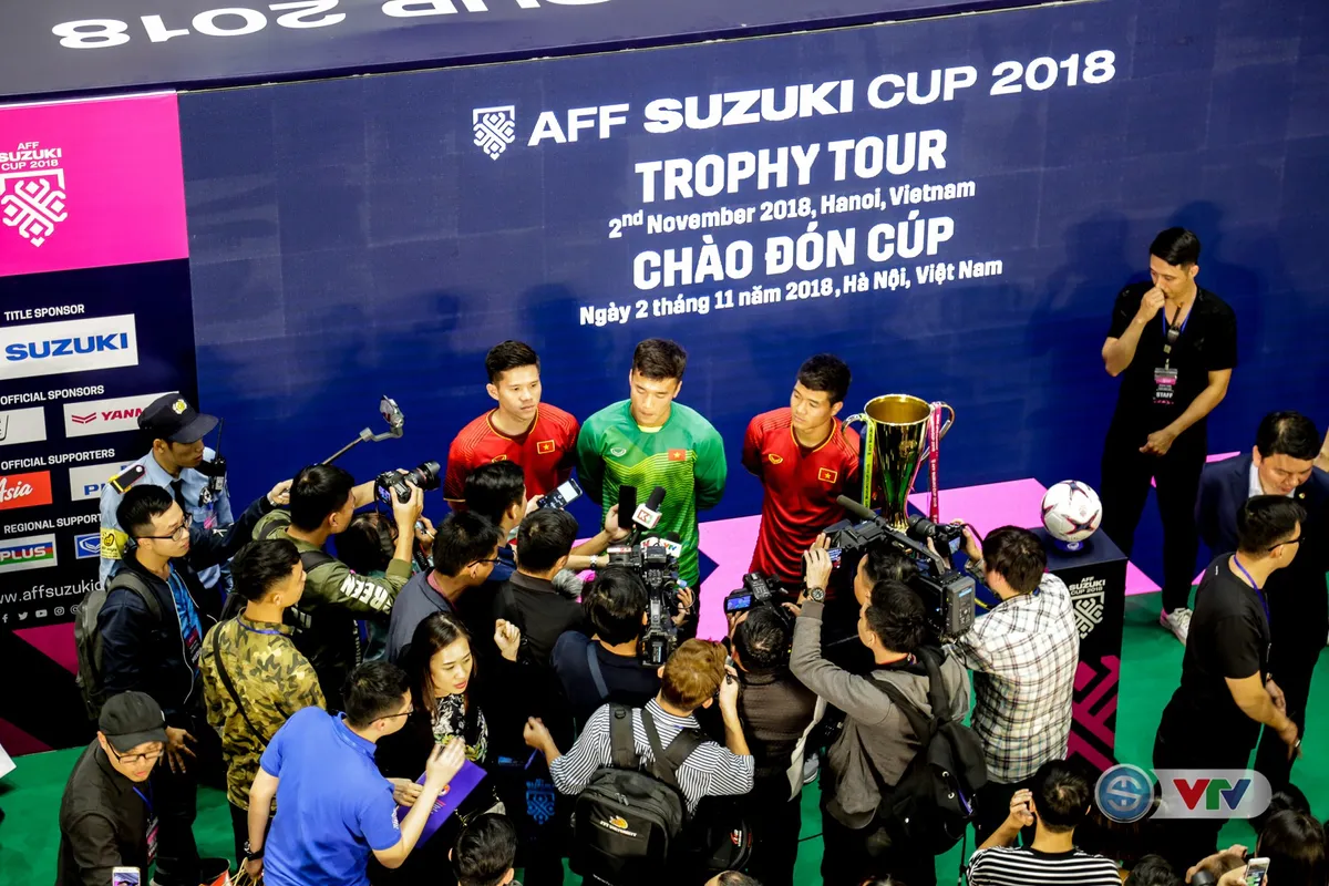 Đông đảo khán giả Hà Nội tận mắt chiêm ngưỡng cúp vàng AFF Cup - Ảnh 11. Đông đảo khán giả Hà Nội tận mắt chiêm ngưỡng cúp vàng AFF Cup - Ảnh 11.