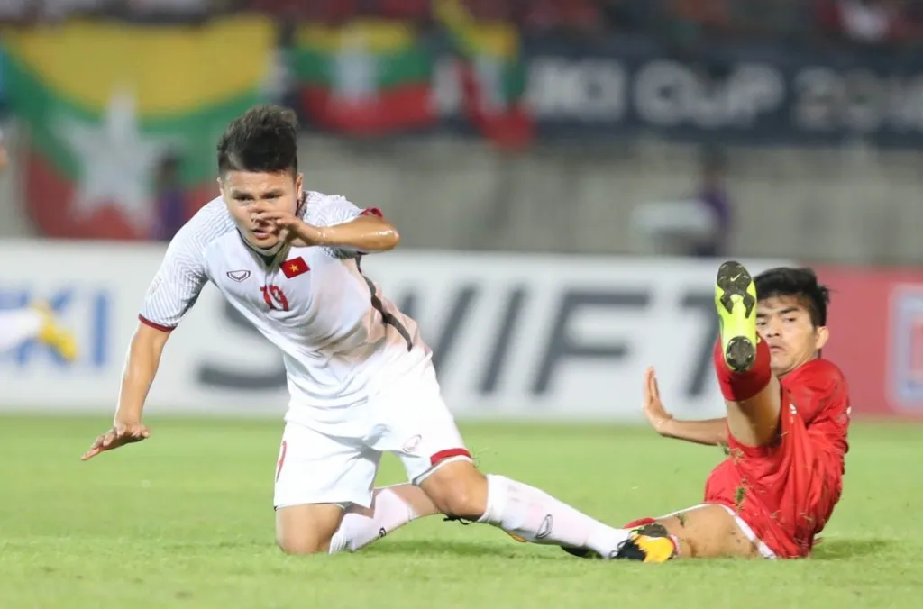 AFF Cup 2018: Quang Hải nhận định trận đấu gặp ĐT Campuchia sẽ khó khăn - Ảnh 2. AFF Cup 2018: Quang Hải nhận định trận đấu gặp ĐT Campuchia sẽ khó khăn - Ảnh 2.