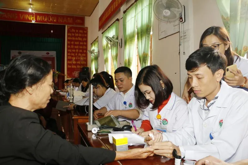 Khám, cấp thuốc miễn phí cho 500 đối tượng chính sách tại Hà Tĩnh - Ảnh 2. Khám, cấp thuốc miễn phí cho 500 đối tượng chính sách tại Hà Tĩnh - Ảnh 2.