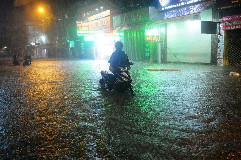 Ảnh hưởng bão số 9, người dân TP.HCM vật lộn với mưa ngập, học sinh nghỉ học ngày 26/11 - Ảnh 7.